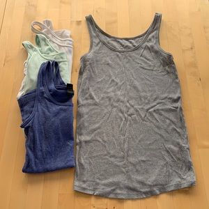 Set of 4 maternity tanks, size S and XS